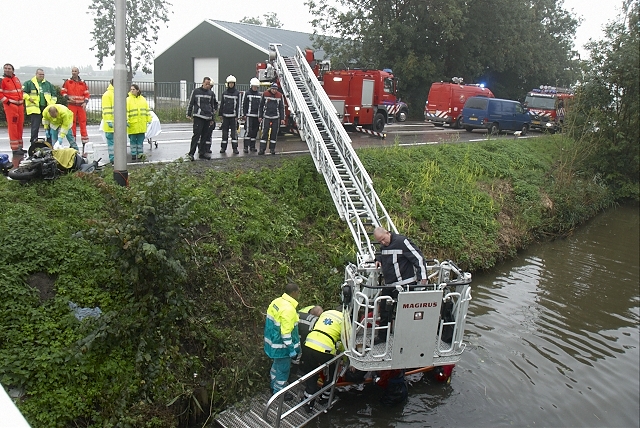 2010/261/GB 20100930 011 Hoofdweg voertuig te water.jpg